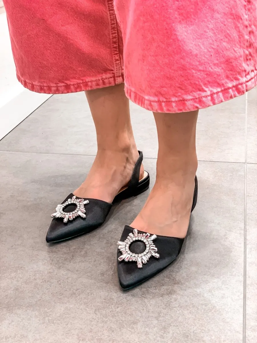 Ballerine slingback nere in raso con dettaglio gioiello