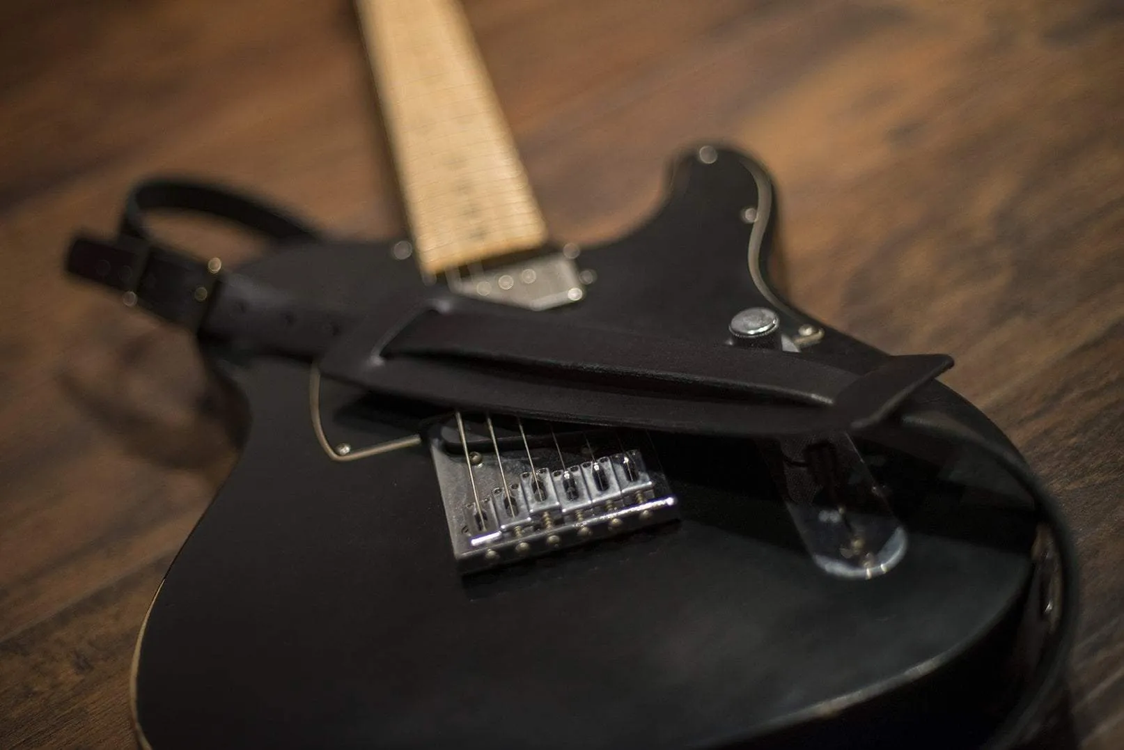 LEATHER GUITAR STRAP