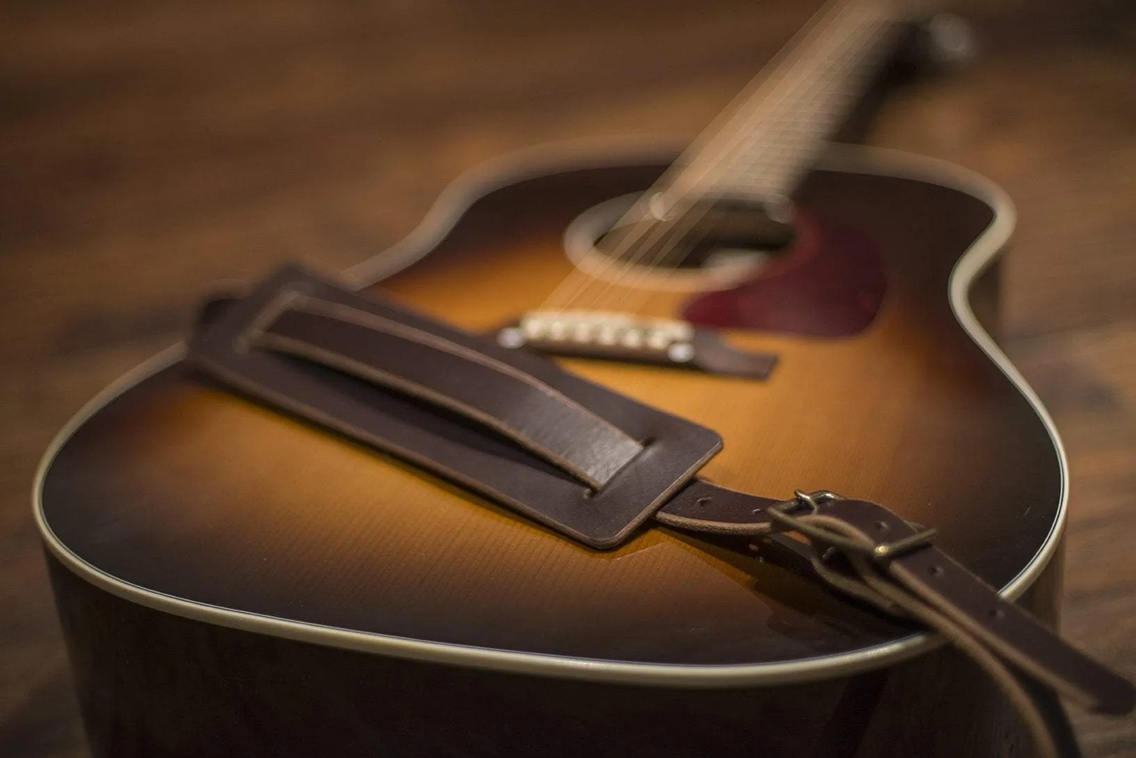 LEATHER GUITAR STRAP
