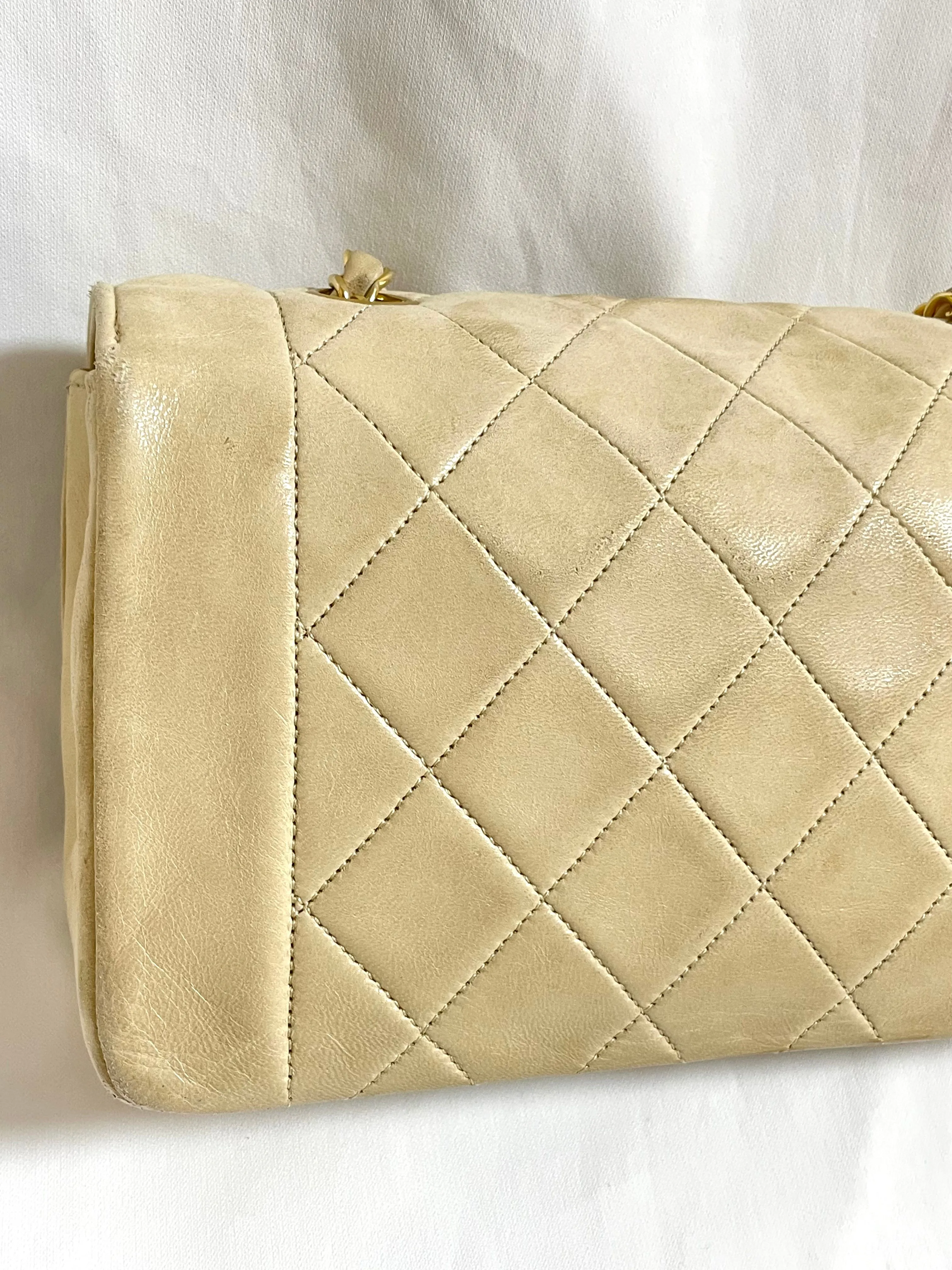 Vintage CHANEL beige lambskin classic 2.55 flap chain shoulder bag, Diana bag with gold tone CC closure. Must have daily use purse. 050310ra