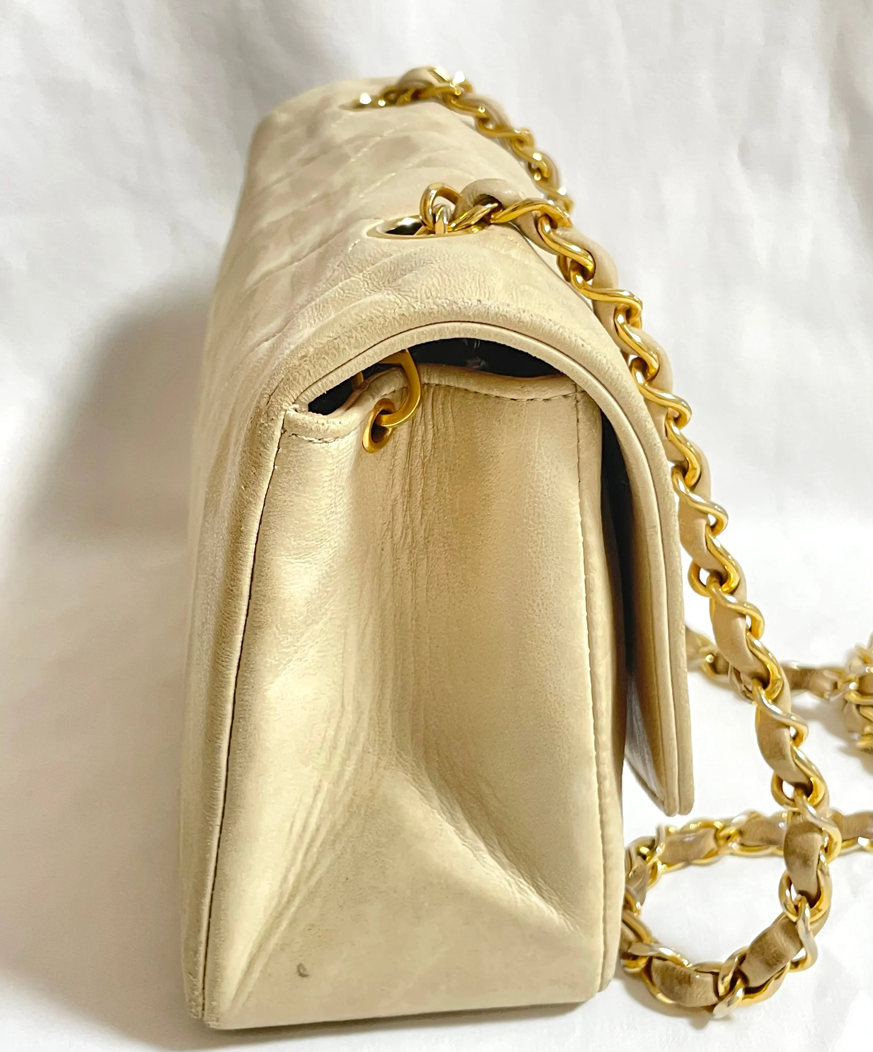 Vintage CHANEL beige lambskin classic 2.55 flap chain shoulder bag, Diana bag with gold tone CC closure. Must have daily use purse. 050310ra