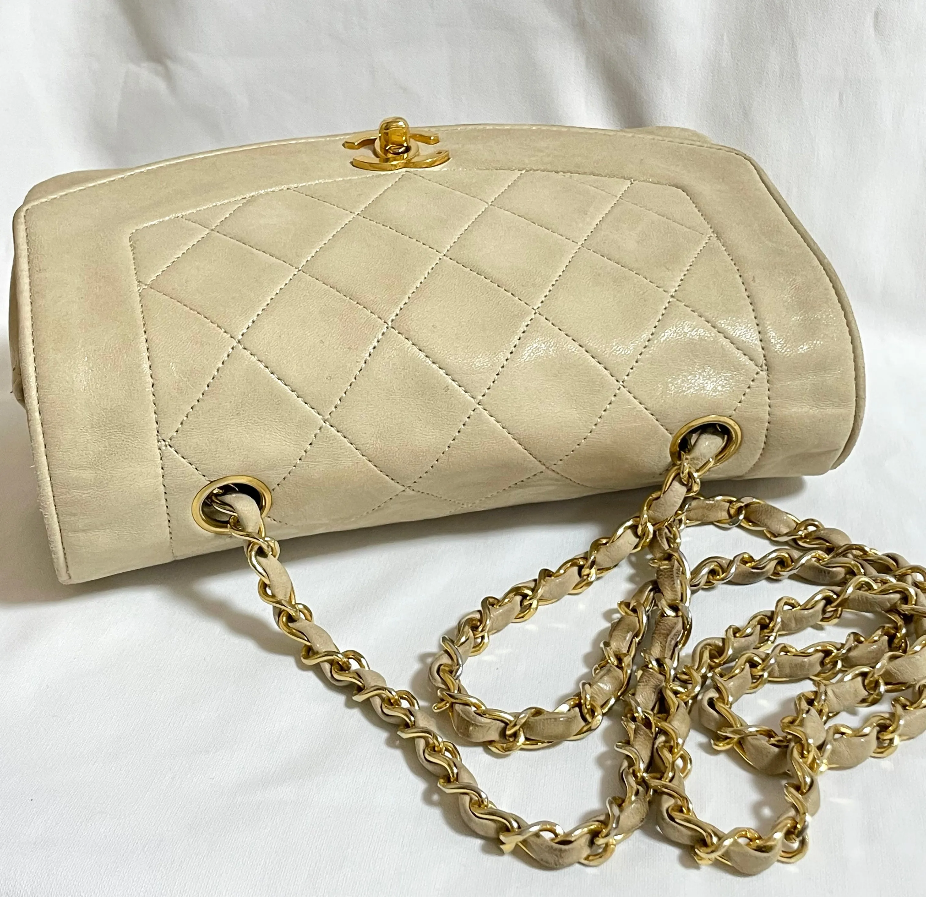 Vintage CHANEL beige lambskin classic 2.55 flap chain shoulder bag, Diana bag with gold tone CC closure. Must have daily use purse. 050310ra