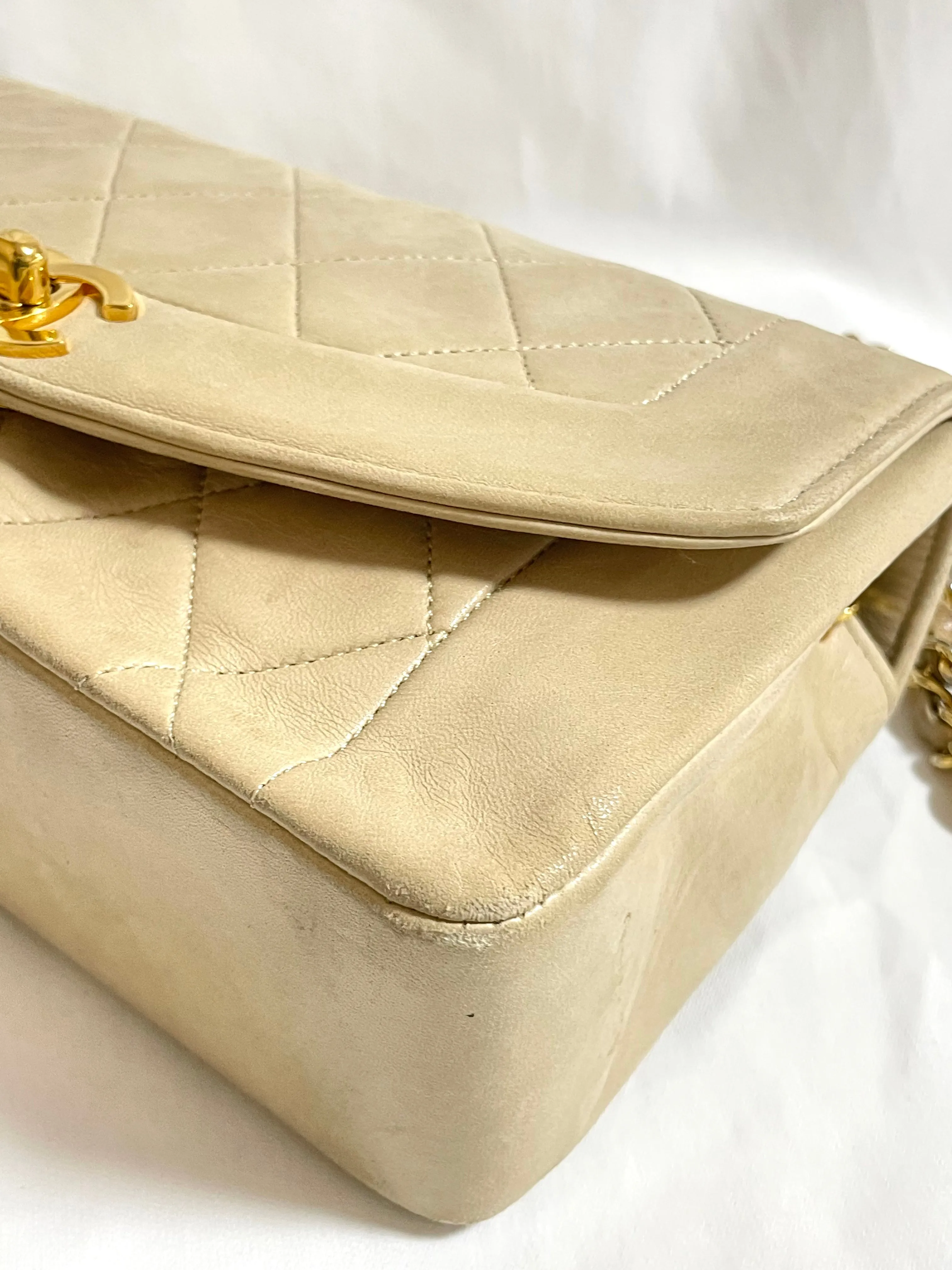 Vintage CHANEL beige lambskin classic 2.55 flap chain shoulder bag, Diana bag with gold tone CC closure. Must have daily use purse. 050310ra