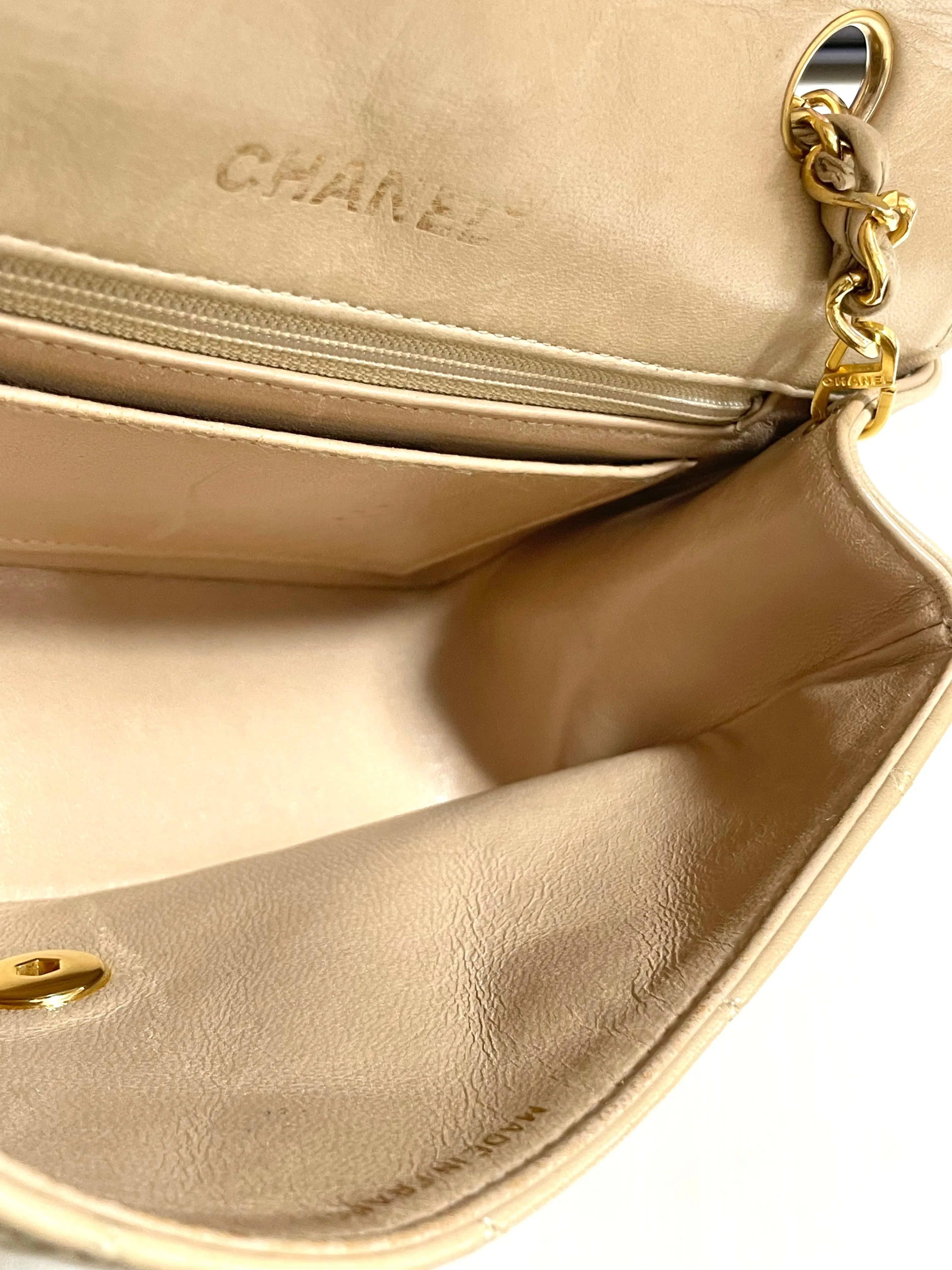 Vintage CHANEL beige lambskin classic 2.55 flap chain shoulder bag, Diana bag with gold tone CC closure. Must have daily use purse. 050310ra