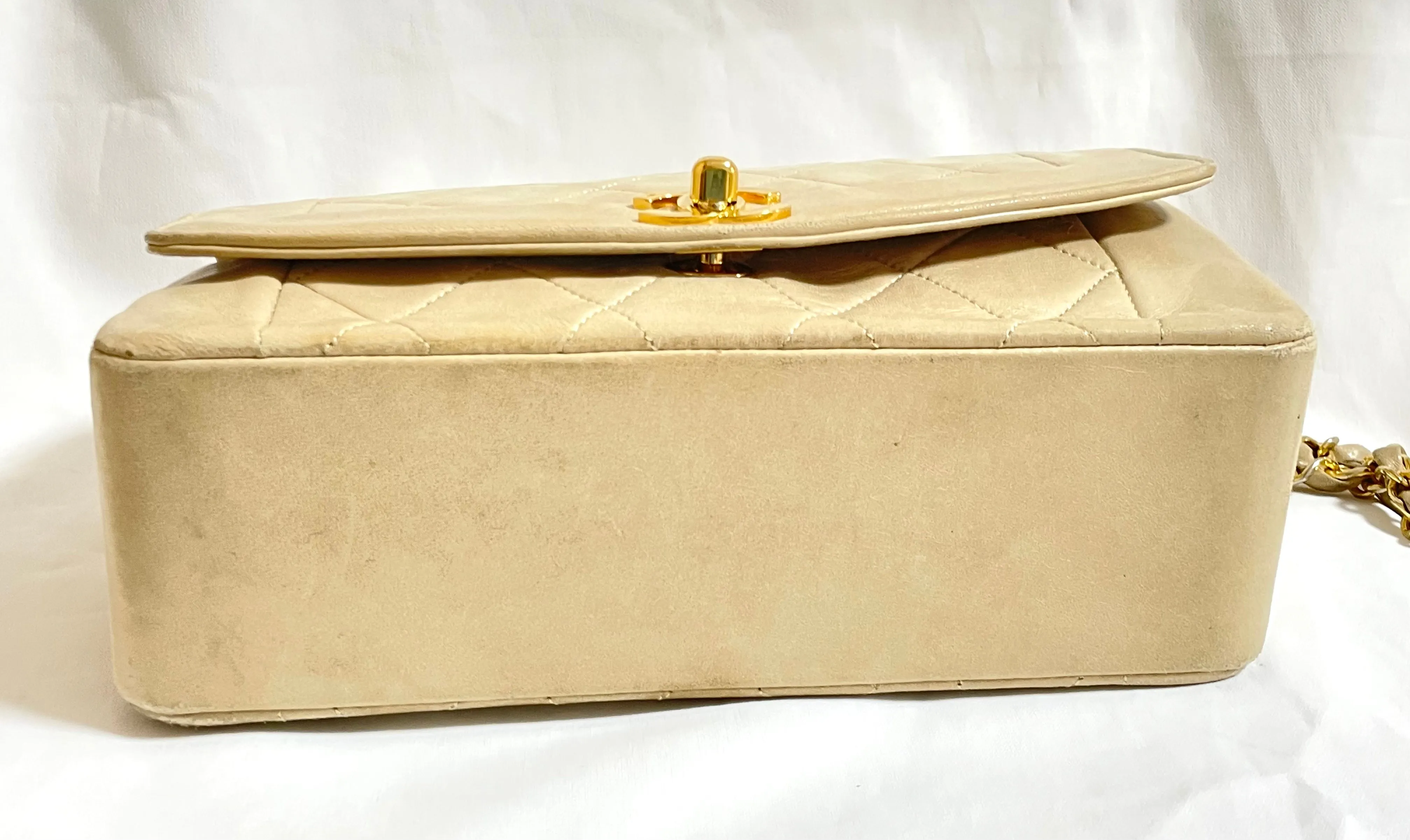 Vintage CHANEL beige lambskin classic 2.55 flap chain shoulder bag, Diana bag with gold tone CC closure. Must have daily use purse. 050310ra