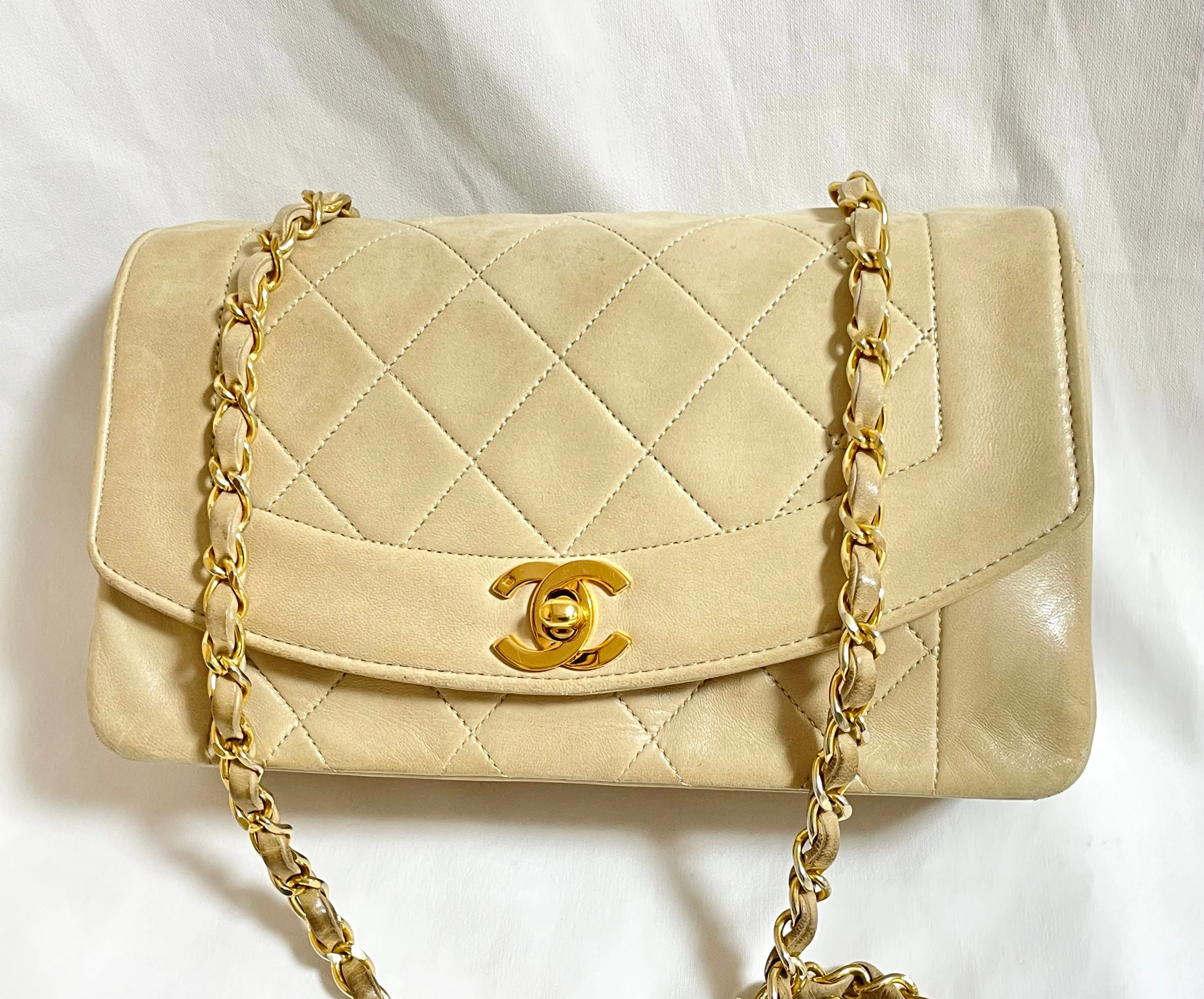 Vintage CHANEL beige lambskin classic 2.55 flap chain shoulder bag, Diana bag with gold tone CC closure. Must have daily use purse. 050310ra