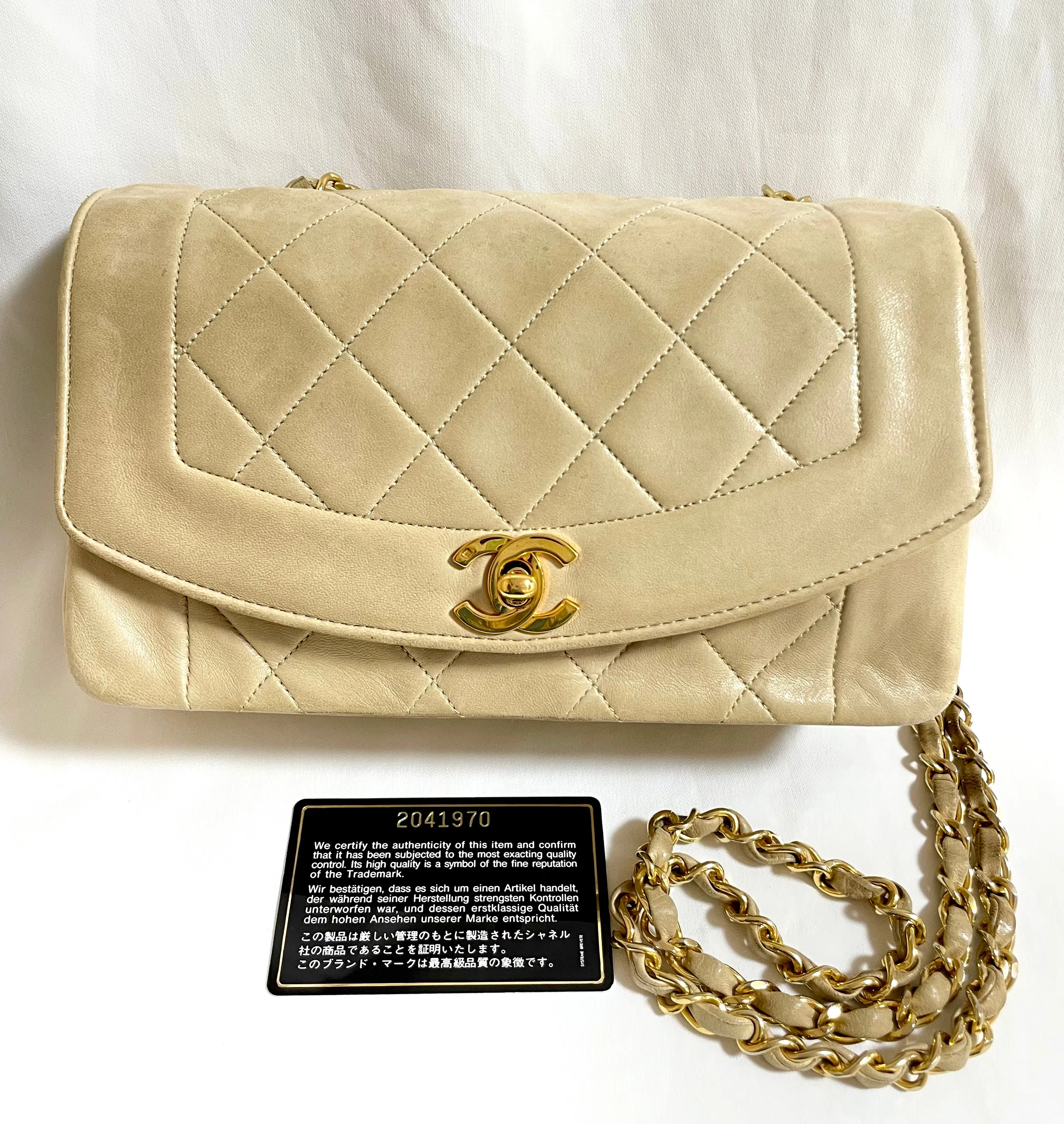 Vintage CHANEL beige lambskin classic 2.55 flap chain shoulder bag, Diana bag with gold tone CC closure. Must have daily use purse. 050310ra