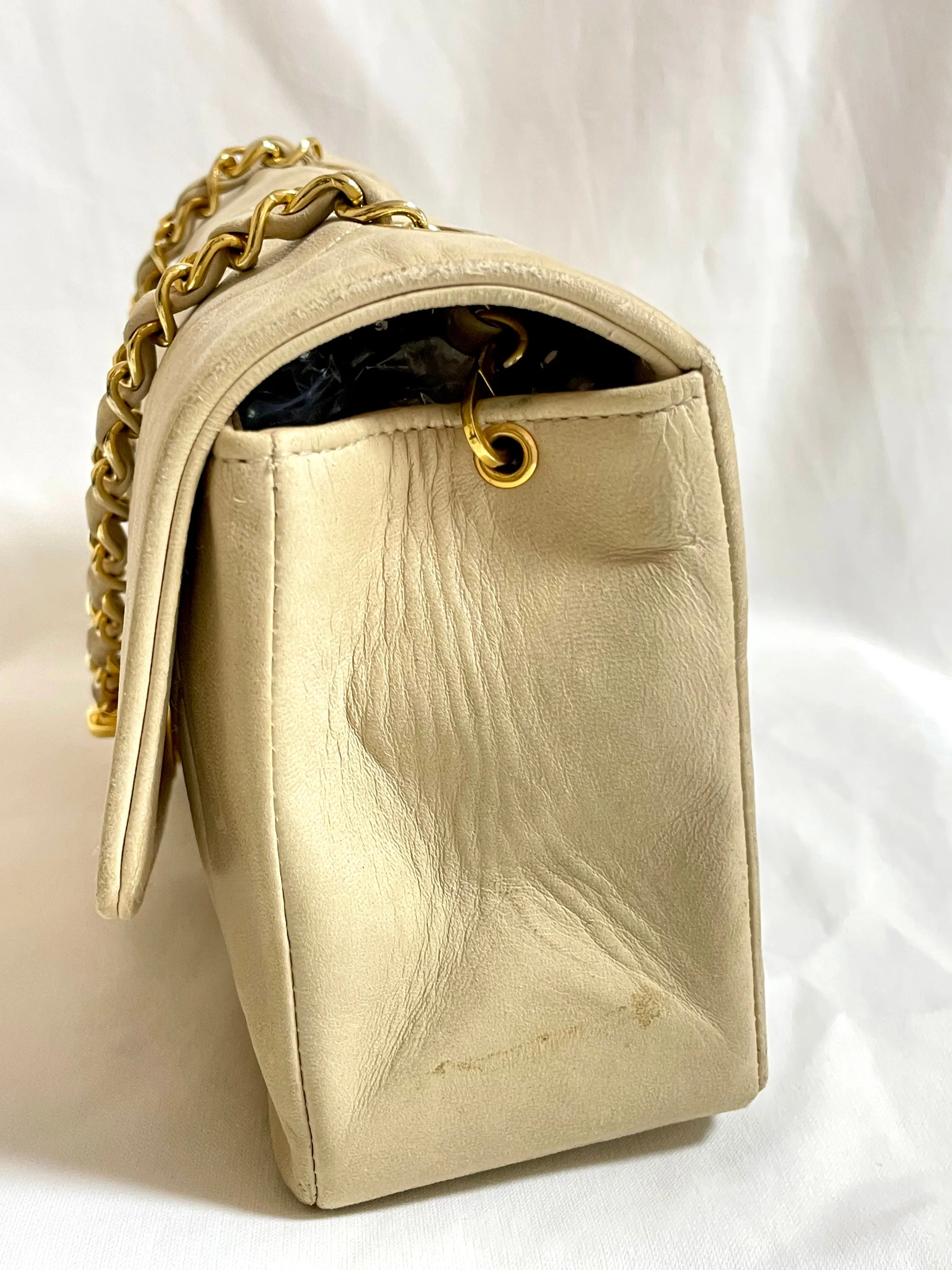 Vintage CHANEL beige lambskin classic 2.55 flap chain shoulder bag, Diana bag with gold tone CC closure. Must have daily use purse. 050310ra