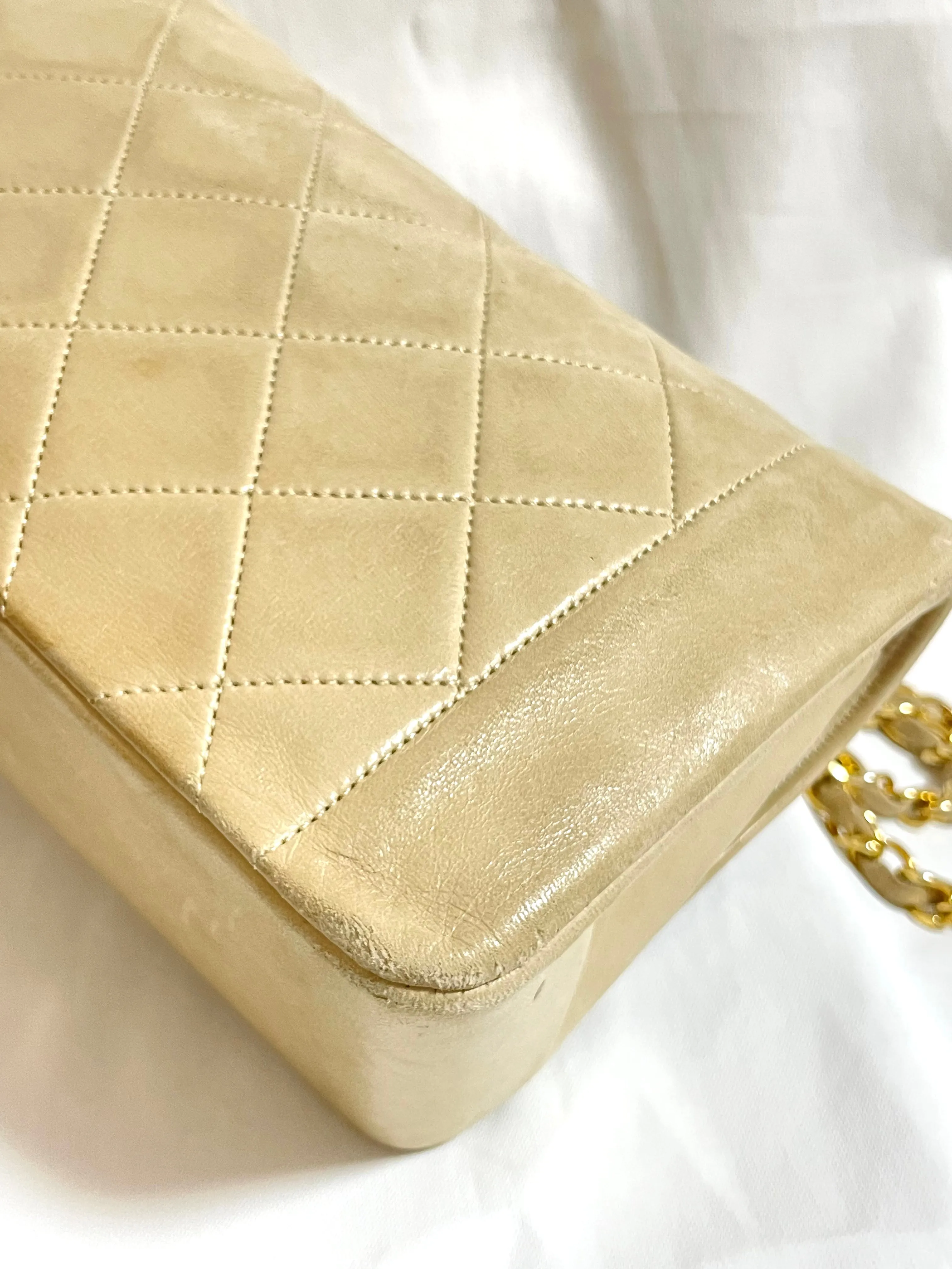 Vintage CHANEL beige lambskin classic 2.55 flap chain shoulder bag, Diana bag with gold tone CC closure. Must have daily use purse. 050310ra