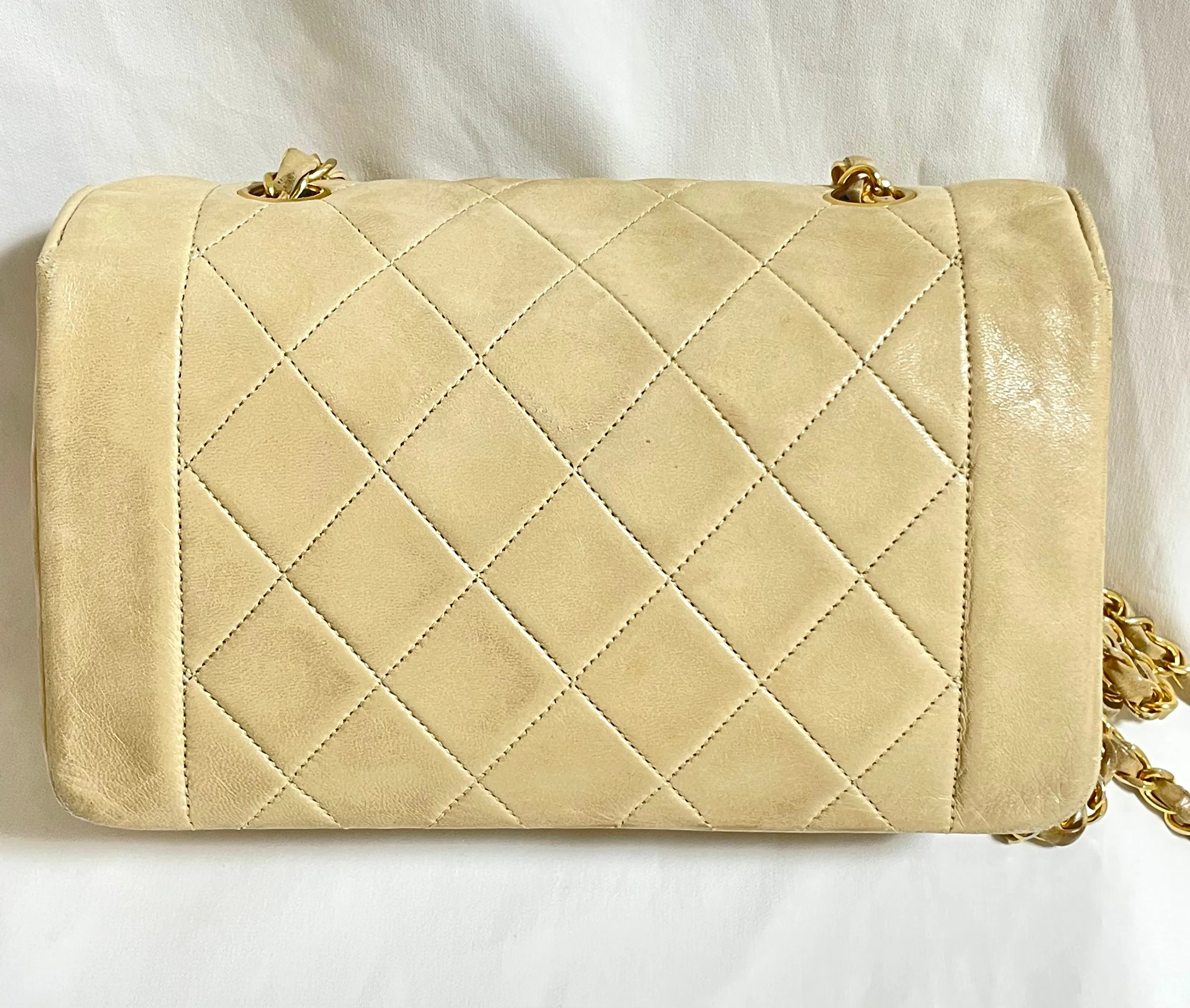Vintage CHANEL beige lambskin classic 2.55 flap chain shoulder bag, Diana bag with gold tone CC closure. Must have daily use purse. 050310ra