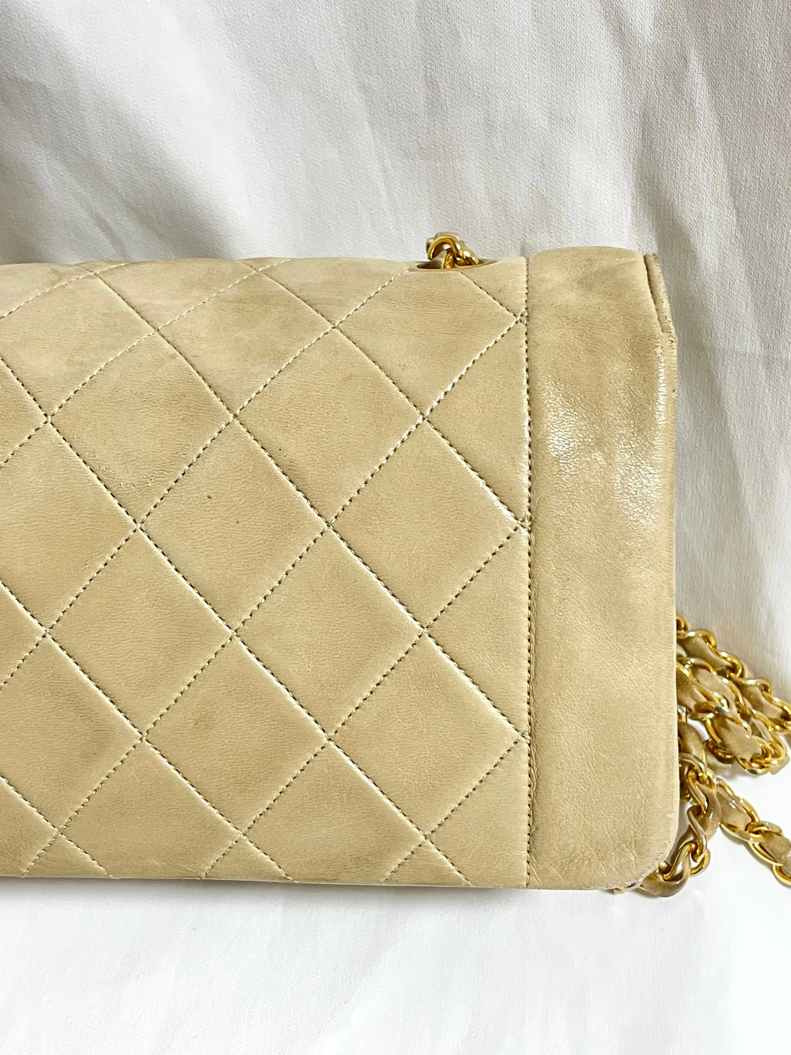 Vintage CHANEL beige lambskin classic 2.55 flap chain shoulder bag, Diana bag with gold tone CC closure. Must have daily use purse. 050310ra