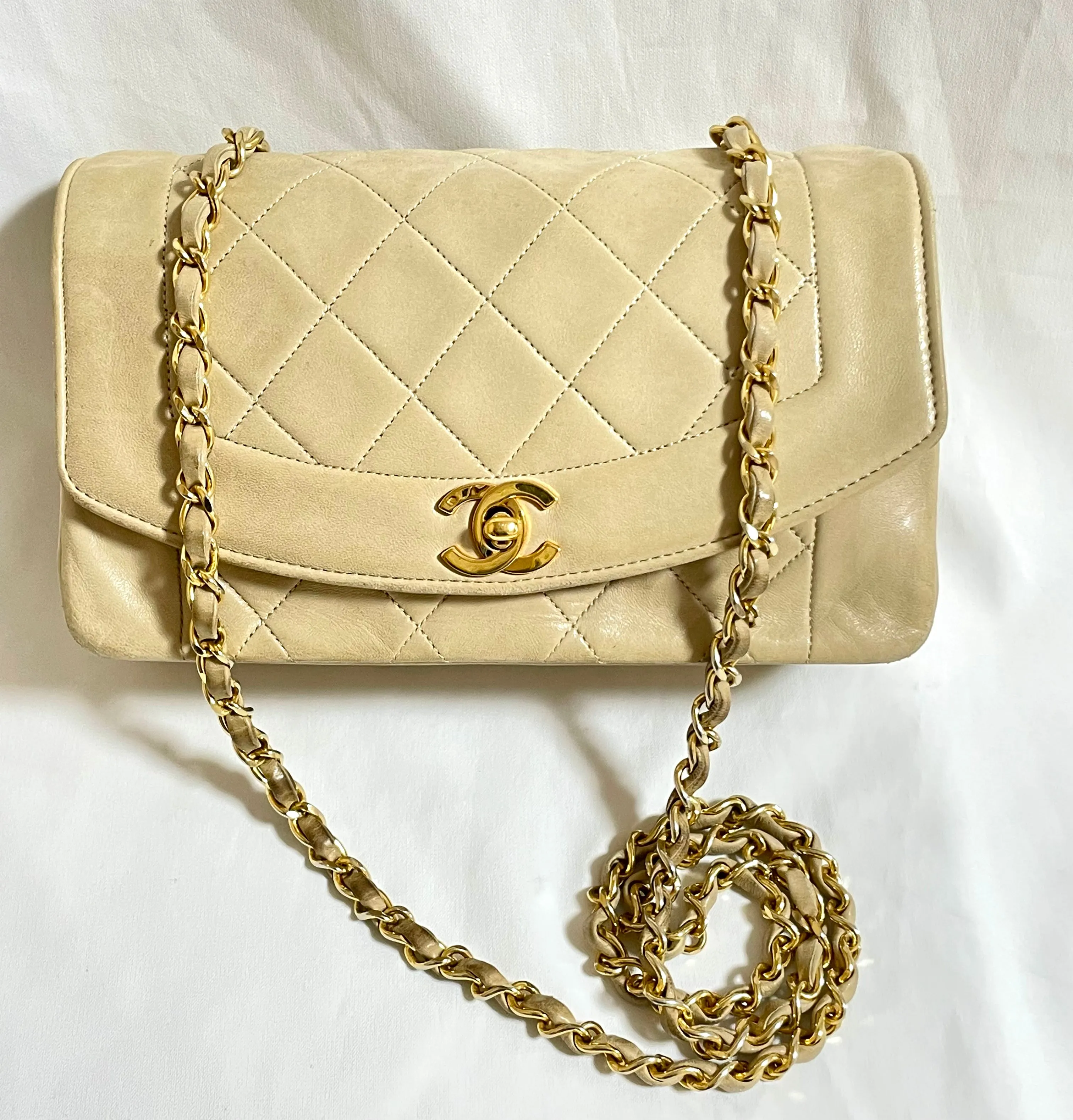 Vintage CHANEL beige lambskin classic 2.55 flap chain shoulder bag, Diana bag with gold tone CC closure. Must have daily use purse. 050310ra