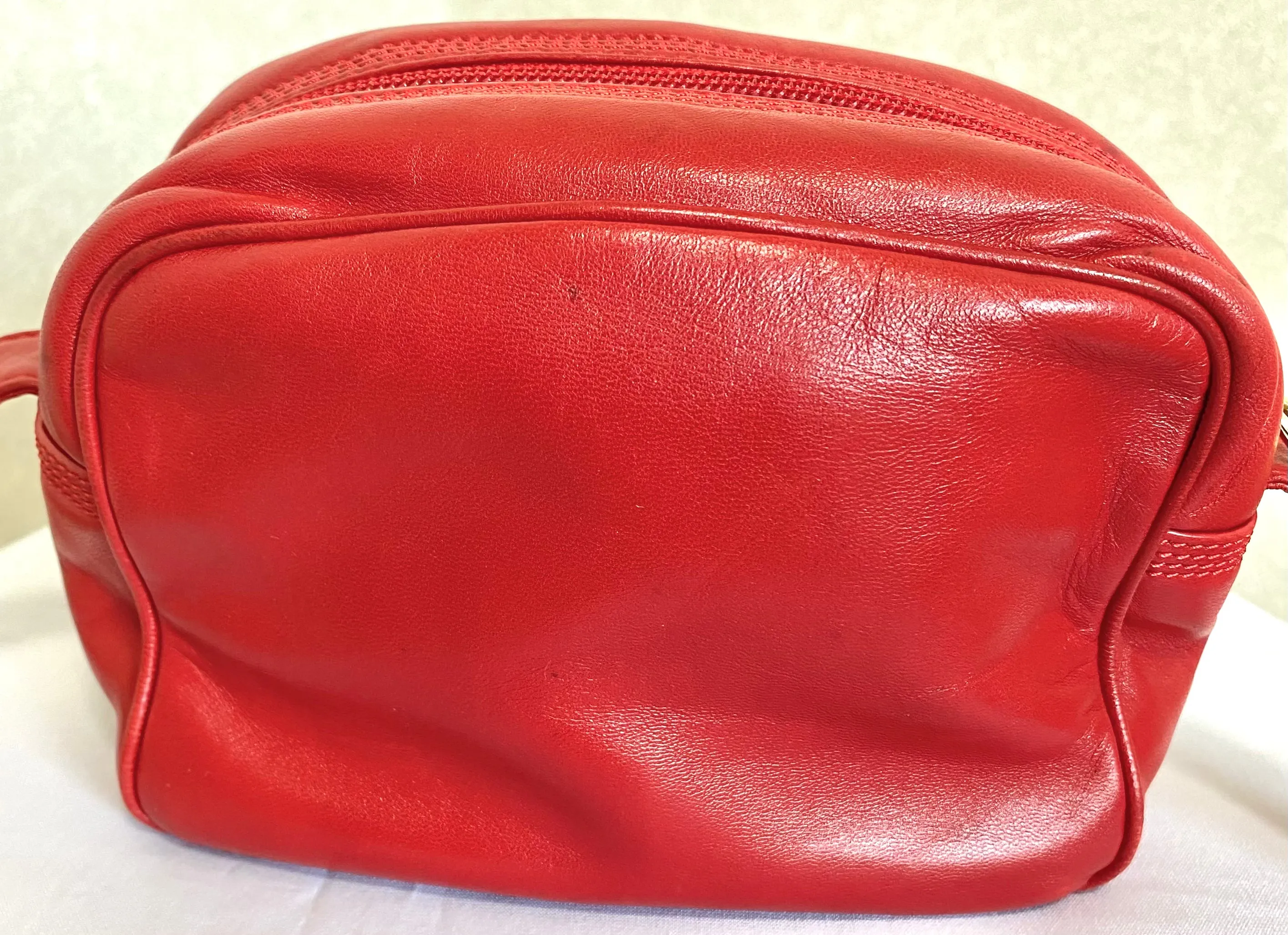Vintage LOEWE red genuine ostrich and nappa leather bag style shoulder bag with metal logo motif. Rare masterpiece. 050531yc2