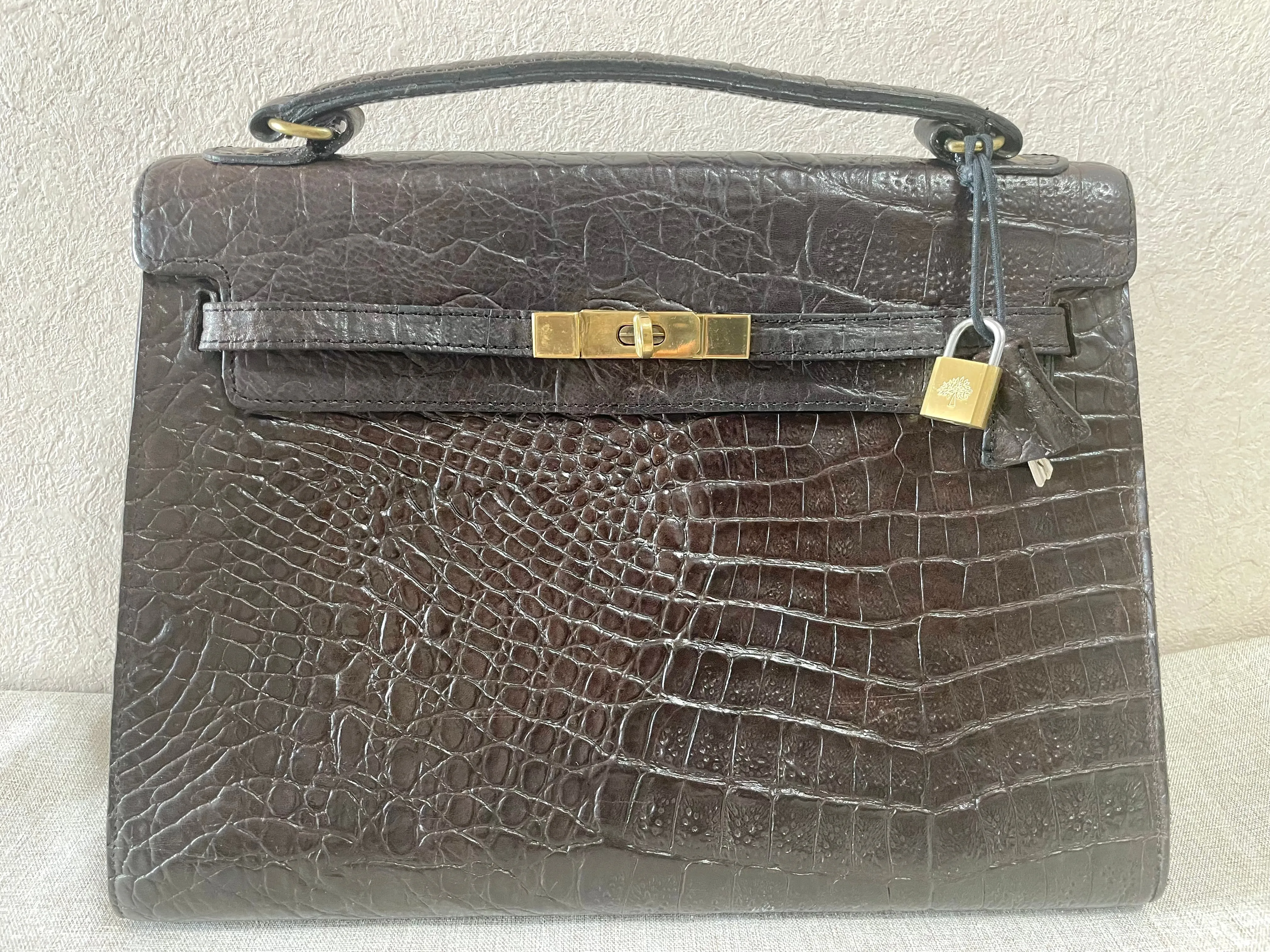 Vintage Mulberry darkbrown croc embossed leather Kelly bag with shoulder strap. Roger Saul era. Rare masterpiece. 070220yf