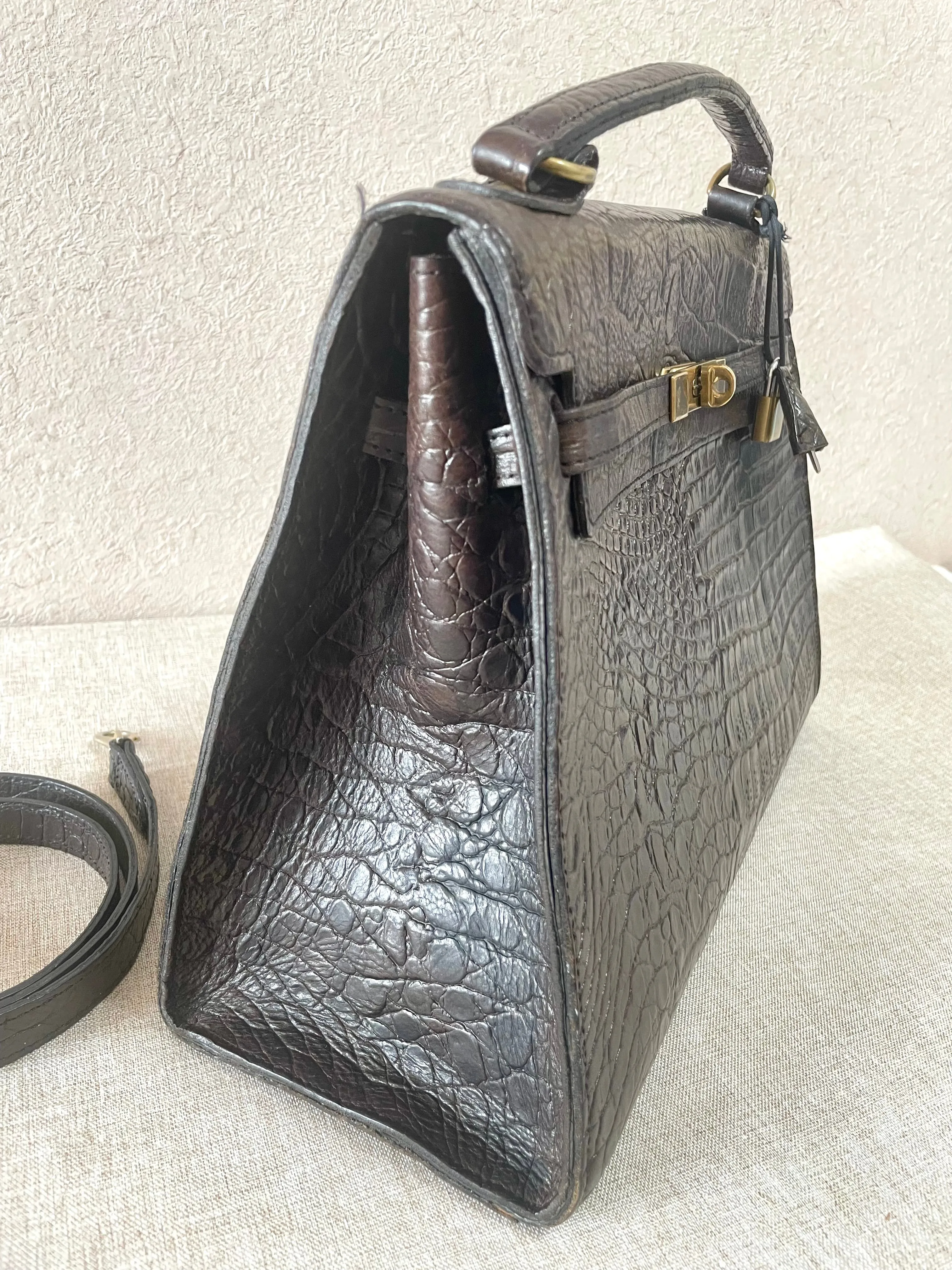 Vintage Mulberry darkbrown croc embossed leather Kelly bag with shoulder strap. Roger Saul era. Rare masterpiece. 070220yf