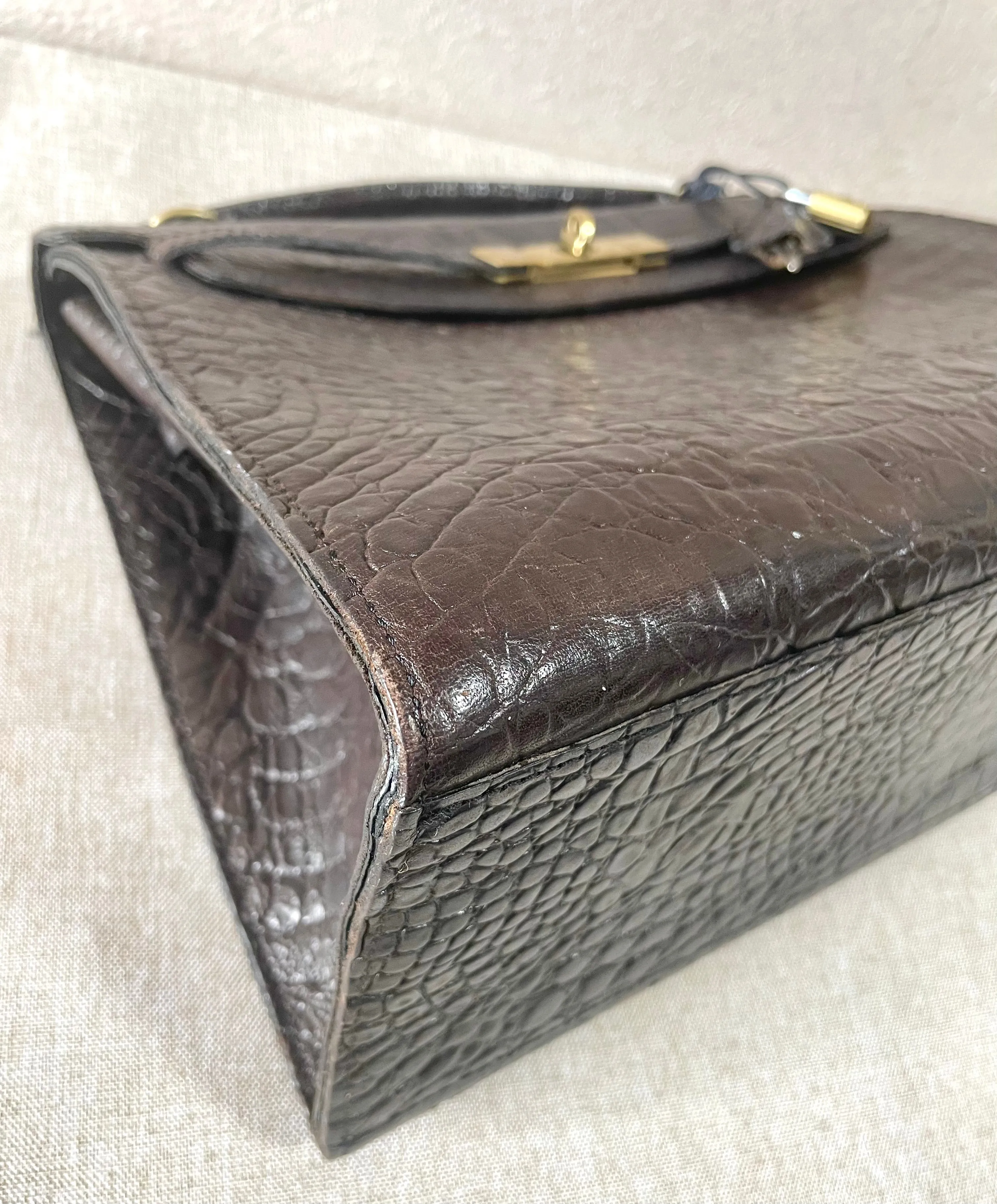 Vintage Mulberry darkbrown croc embossed leather Kelly bag with shoulder strap. Roger Saul era. Rare masterpiece. 070220yf