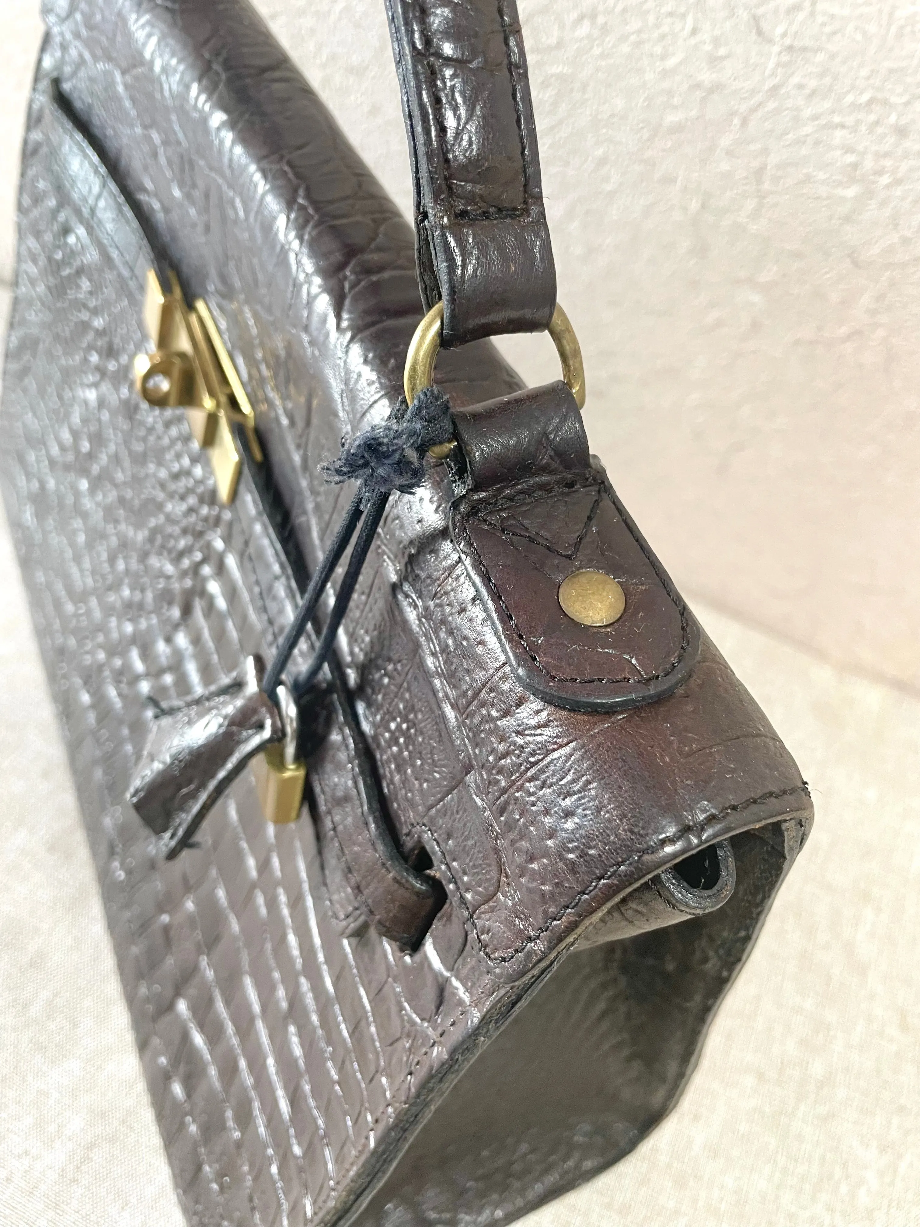 Vintage Mulberry darkbrown croc embossed leather Kelly bag with shoulder strap. Roger Saul era. Rare masterpiece. 070220yf
