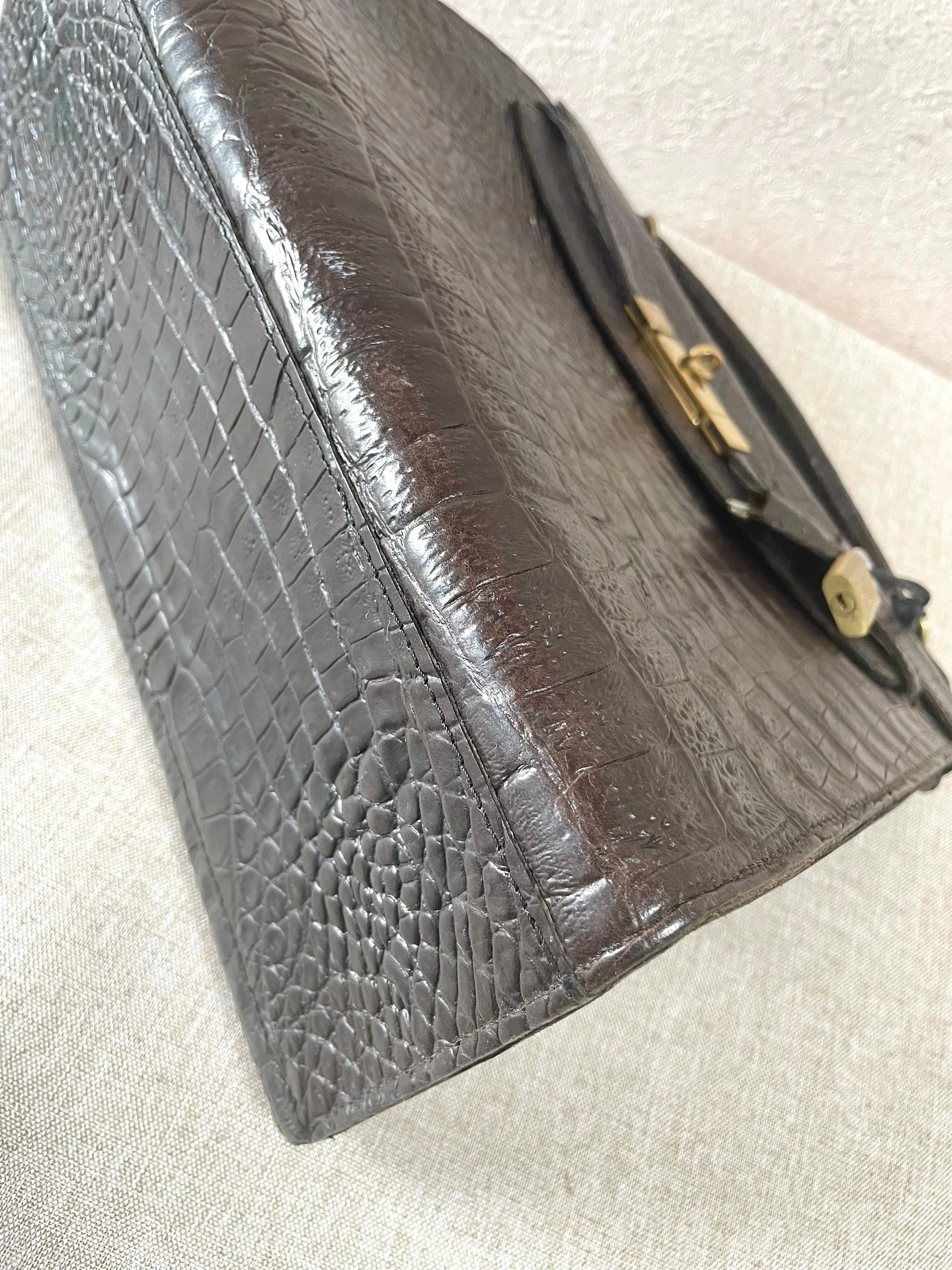 Vintage Mulberry darkbrown croc embossed leather Kelly bag with shoulder strap. Roger Saul era. Rare masterpiece. 070220yf