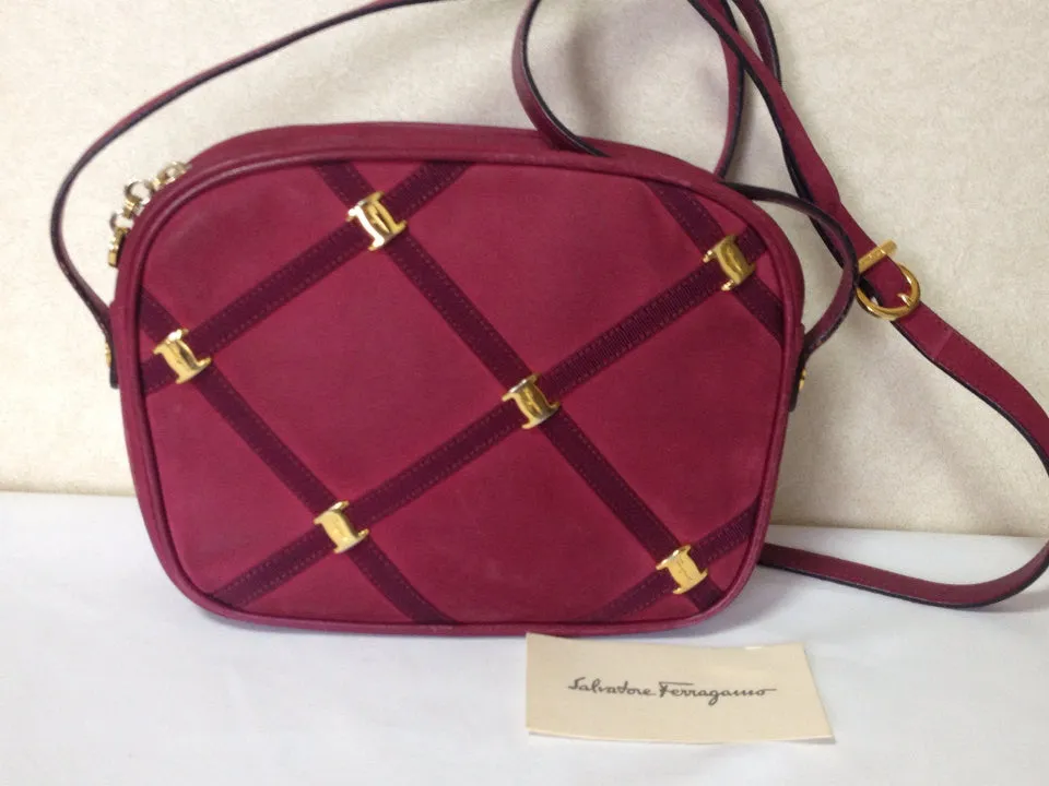 Vintage Salvatore Ferragamo vara collection wine, purple suede leather shoulder bag with golden bow charm. 050816f5